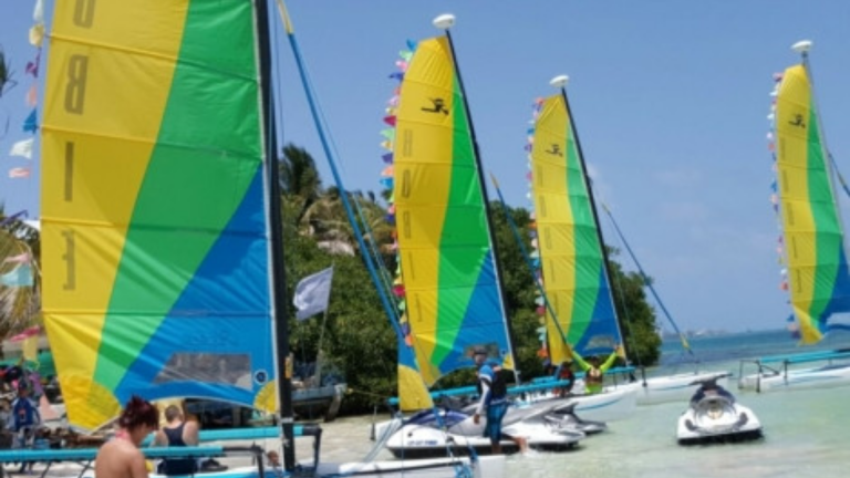 Tour Mini Catamarán: experiencia en el mar de San Andrés
