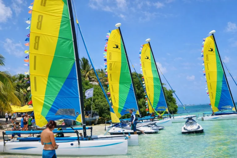 Tour Mini Catamarán: experiencia en el mar de San Andrés