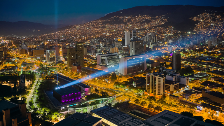 Tour Chiva Nocturna en Medellín con Vuelta al Oriente