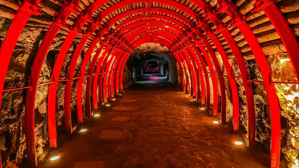 Visitantes explorando los túneles subterráneos de la mina de sal de Zipaquirá, Colombia.