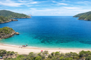 Tour a Bahía Concha en Santa Marta playa cristalina en el Parque Tayrona
