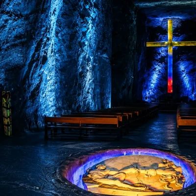 Catedral de Sal de Zipaquirá: La gran nave central iluminada con una imponente cruz de sal.
