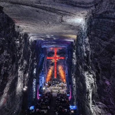 Arquitectura tallada en la Catedral de Sal con dramática iluminación ambiental azul y morada.