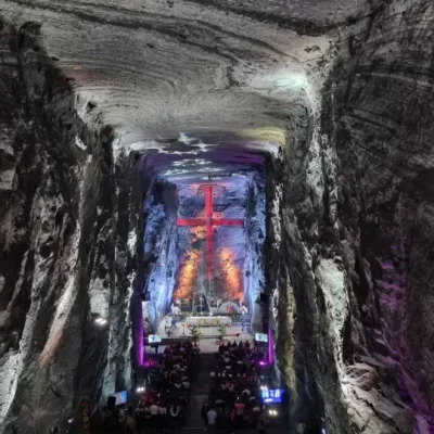 Arquitectura tallada en la Catedral de Sal con dramática iluminación ambiental azul y morada.