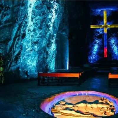Catedral de Sal de Zipaquirá: La gran nave central iluminada con una imponente cruz de sal.